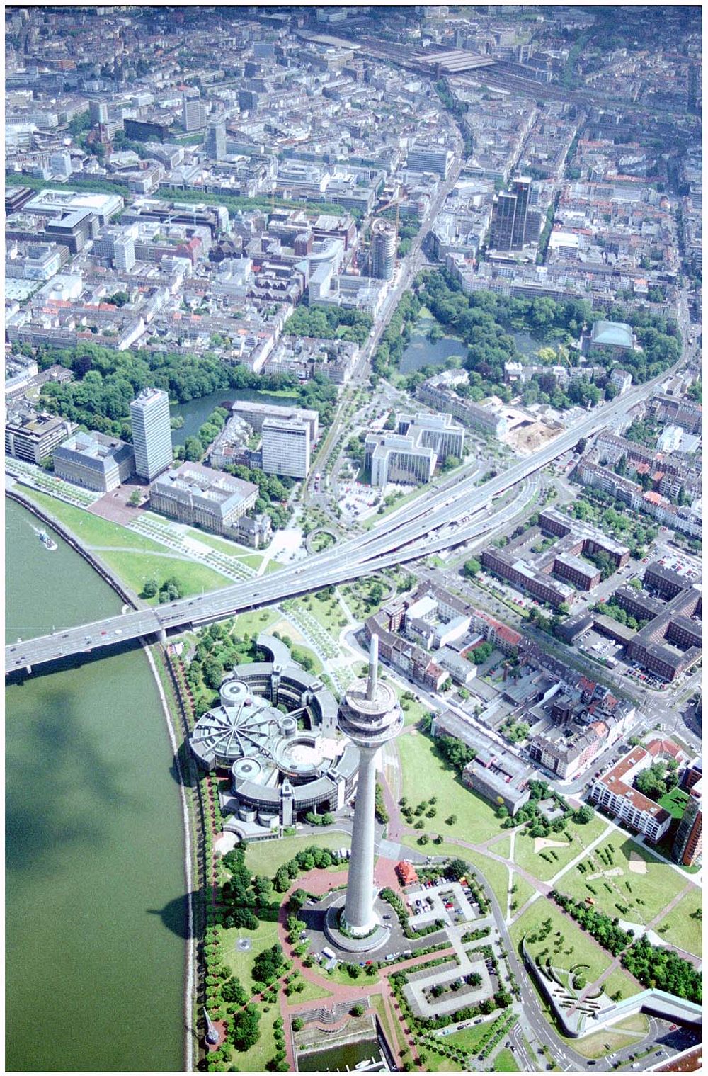 Düsseldorf aus der Vogelperspektive: Blick auf das Rheinufer mit Rheinturm im Vordergrund