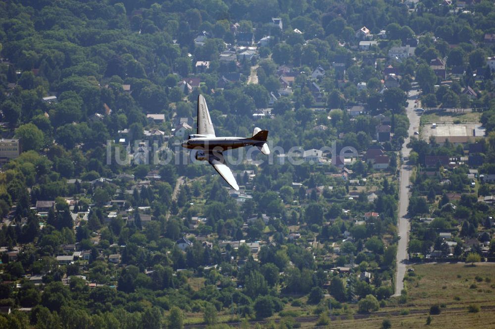 Luftbild Berlin - Blick auf den Rosinenbomber des Air Service Berlin