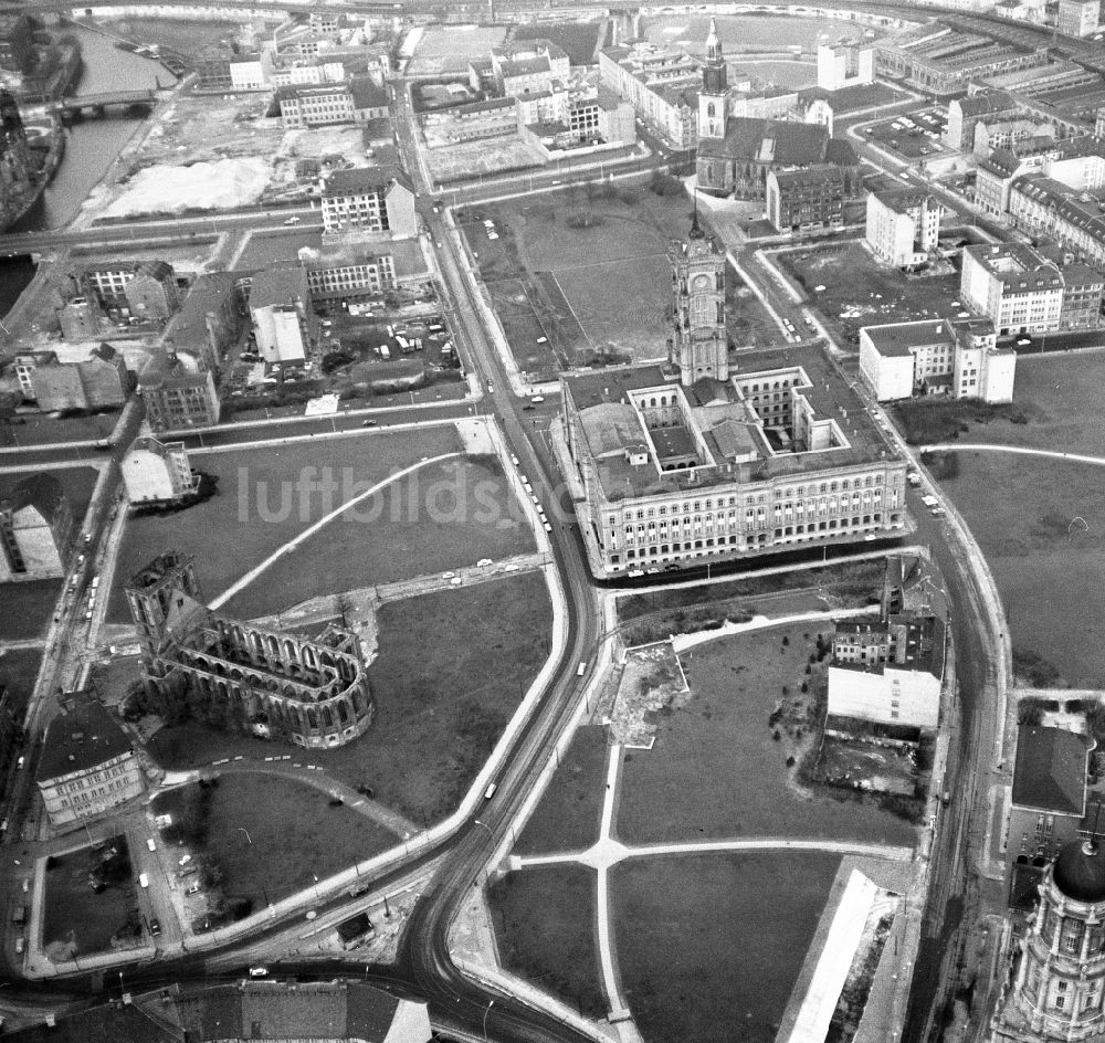 Berlin von oben - Blick auf das Rote Rathaus und die zerstörte Nikolaikirche in Berlin