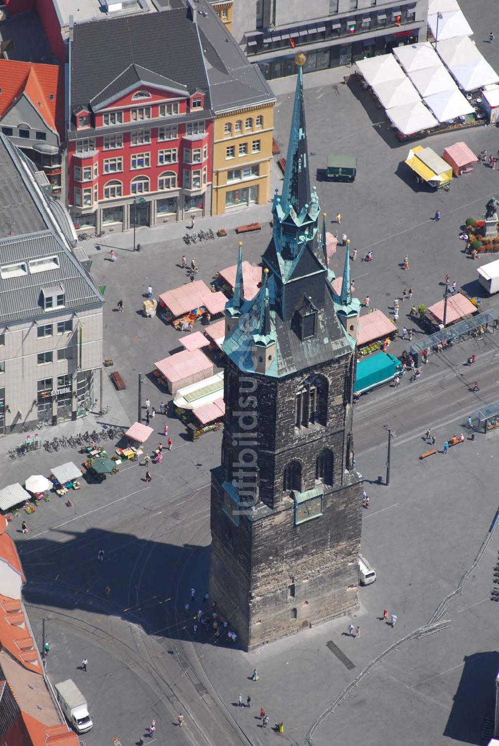 Luftbild Halle/Saale - Blick auf den Roten Turm auf dem Marktplatz in Halle