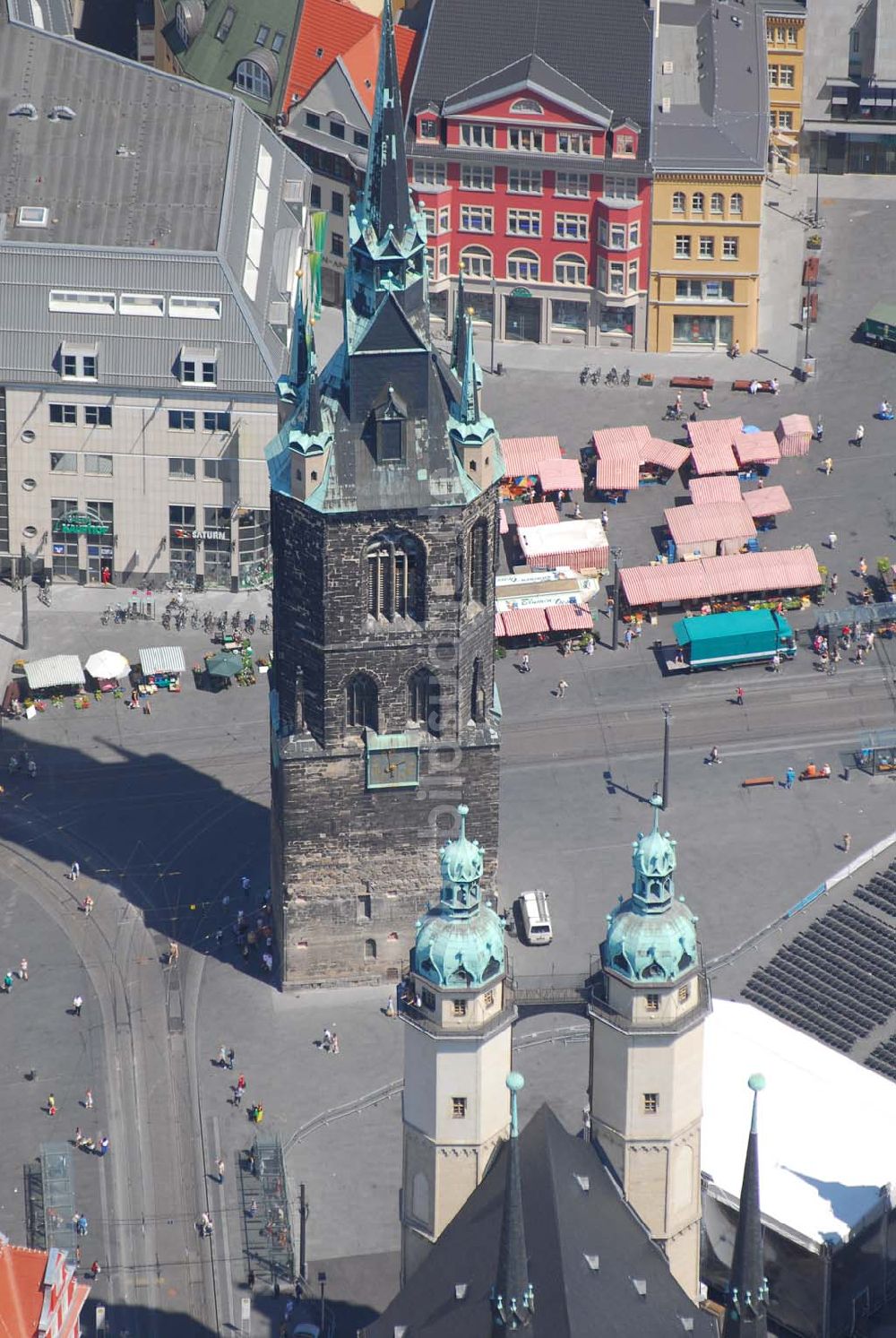 Luftaufnahme Halle/Saale - Blick auf den Roten Turm auf dem Marktplatz in Halle