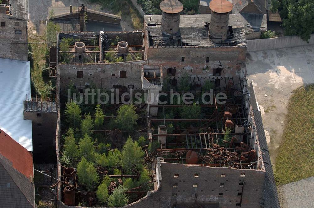 Luftbild Nienburg - Blick auf das Ruinengebäude der alten Malzfabrik nahe der Schloßstraße in Nienburg an der Saale