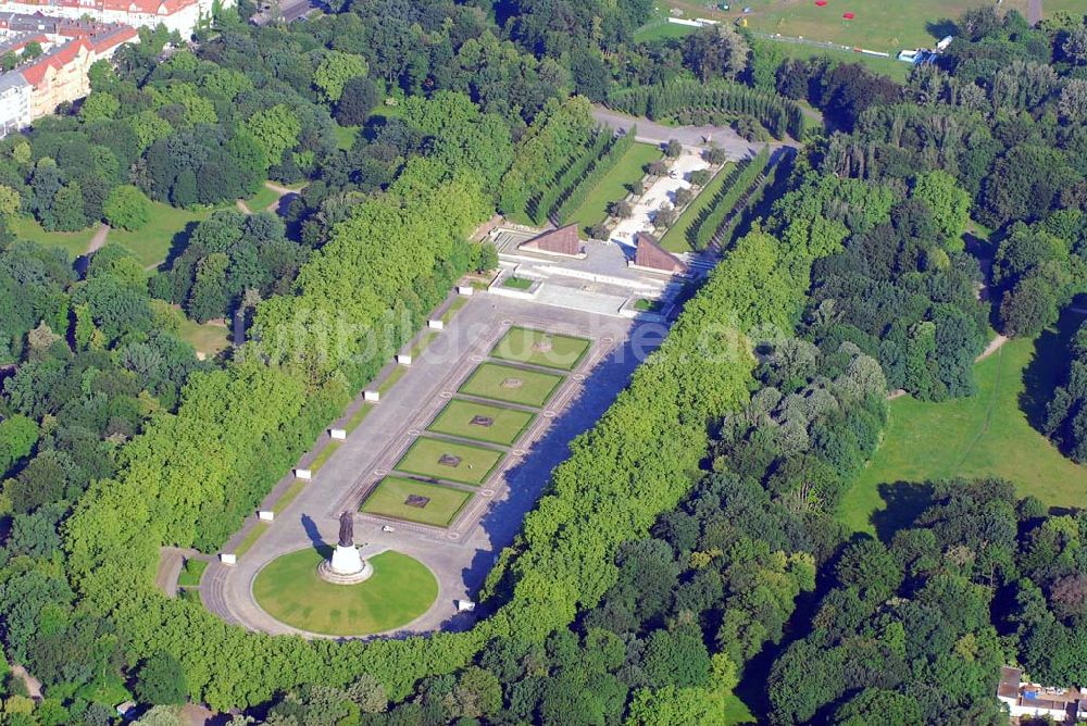 Luftaufnahme Berlin - Blick auf das russische Ehrenmal in Berlin Treptow