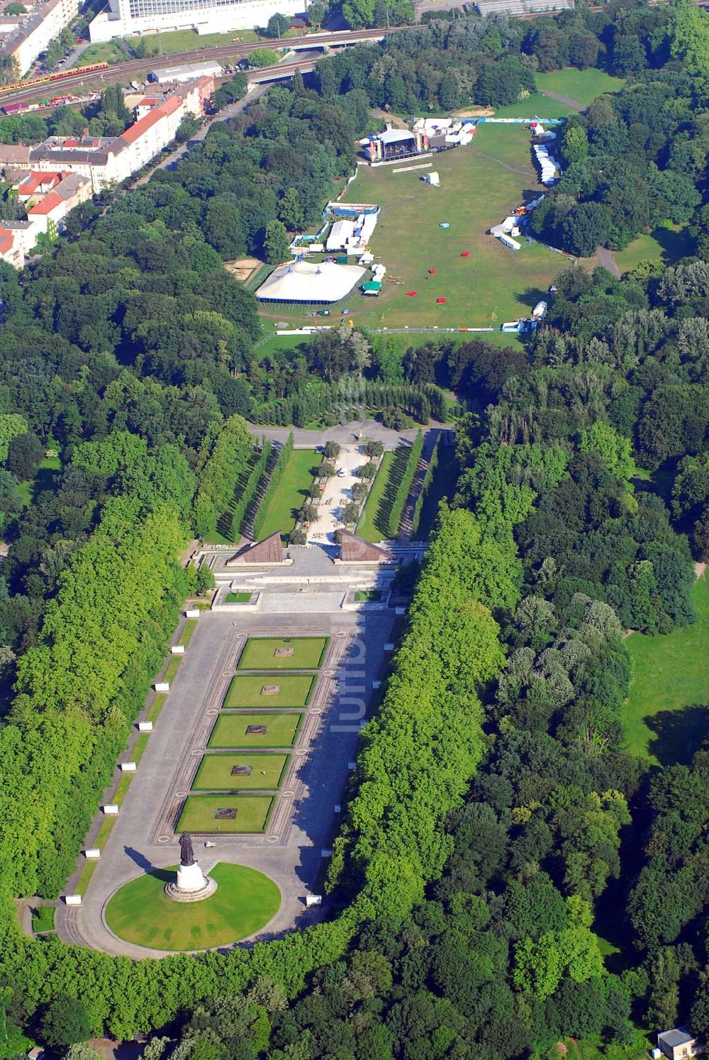 Berlin von oben - Blick auf das russische Ehrenmal in Berlin Treptow