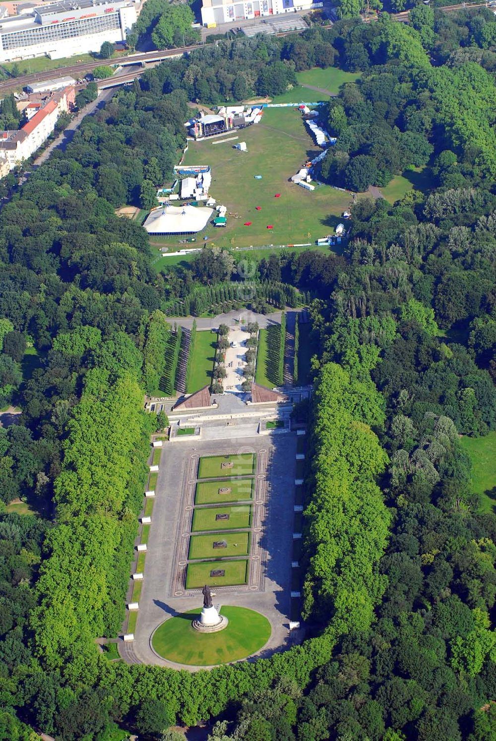 Berlin aus der Vogelperspektive: Blick auf das russische Ehrenmal in Berlin Treptow