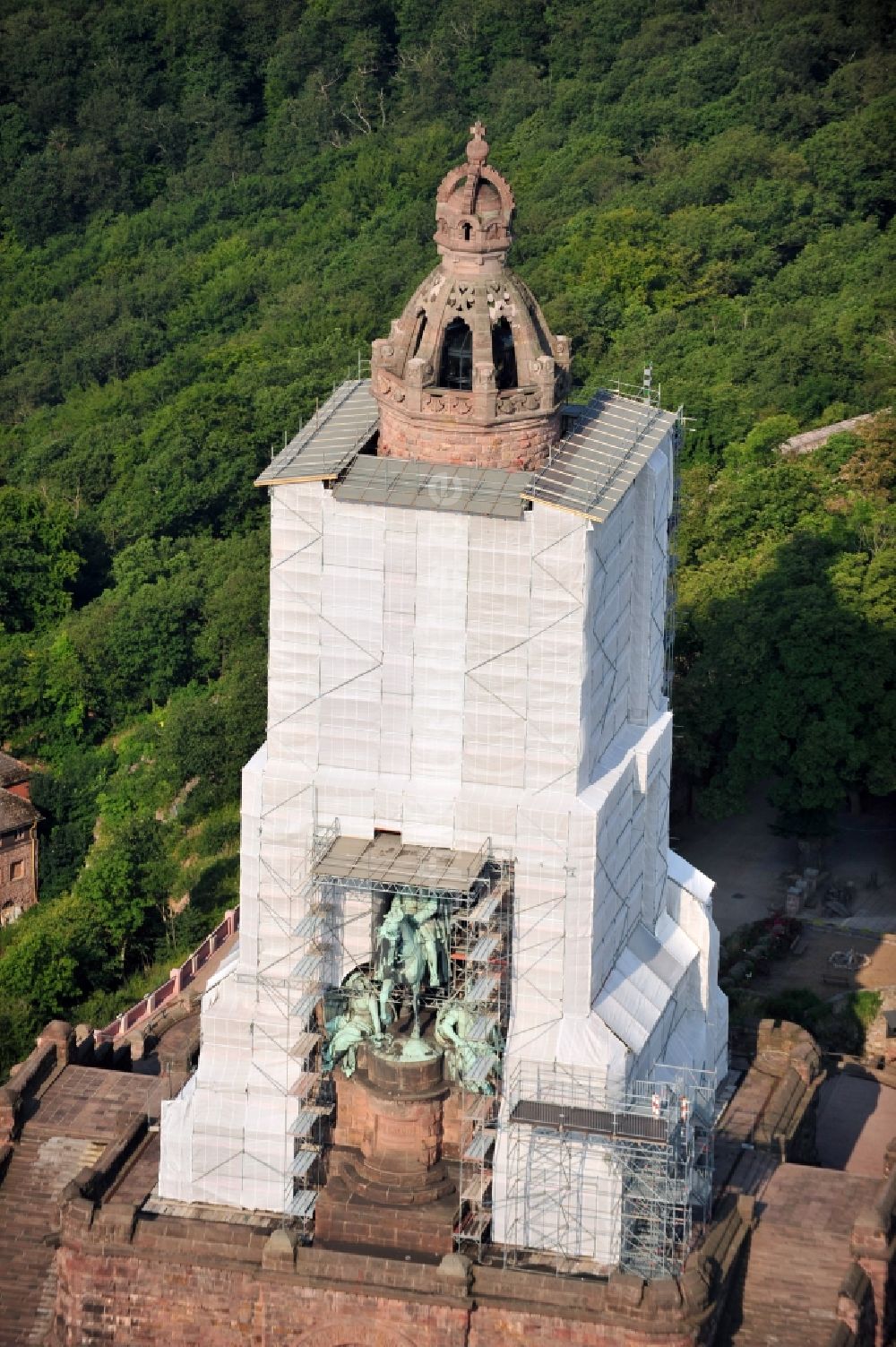 Luftbild Steinthaleben - Blick auf Sanierung des Kyffhäuserdenkmals bei Steinthaleben im Bundesland Thüringen