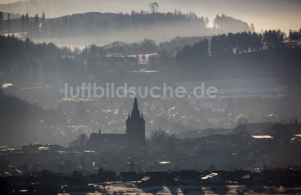 Brilon von oben - Blick von Scharfenberg auf winterliche Lanschaft und Probsteikirche in Brilon, Nordrhein-Westfalen