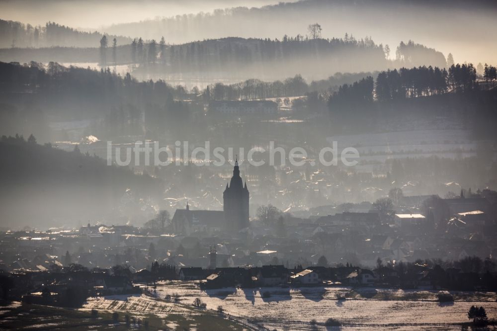 Brilon aus der Vogelperspektive: Blick von Scharfenberg auf winterliche Lanschaft und Probsteikirche in Brilon, Nordrhein-Westfalen