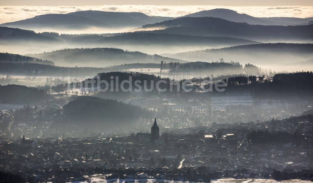 Brilon aus der Vogelperspektive: Blick von Scharfenberg auf winterliche Lanschaft und Probsteikirche in Brilon, Nordrhein-Westfalen