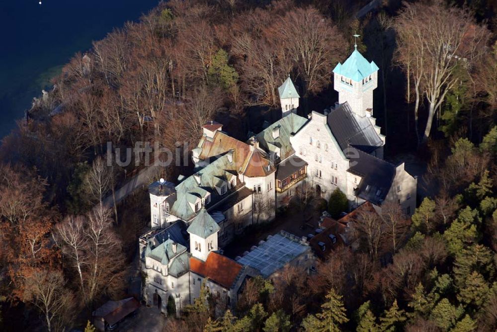 Berg aus der Vogelperspektive: Blick auf das Schloss Berg