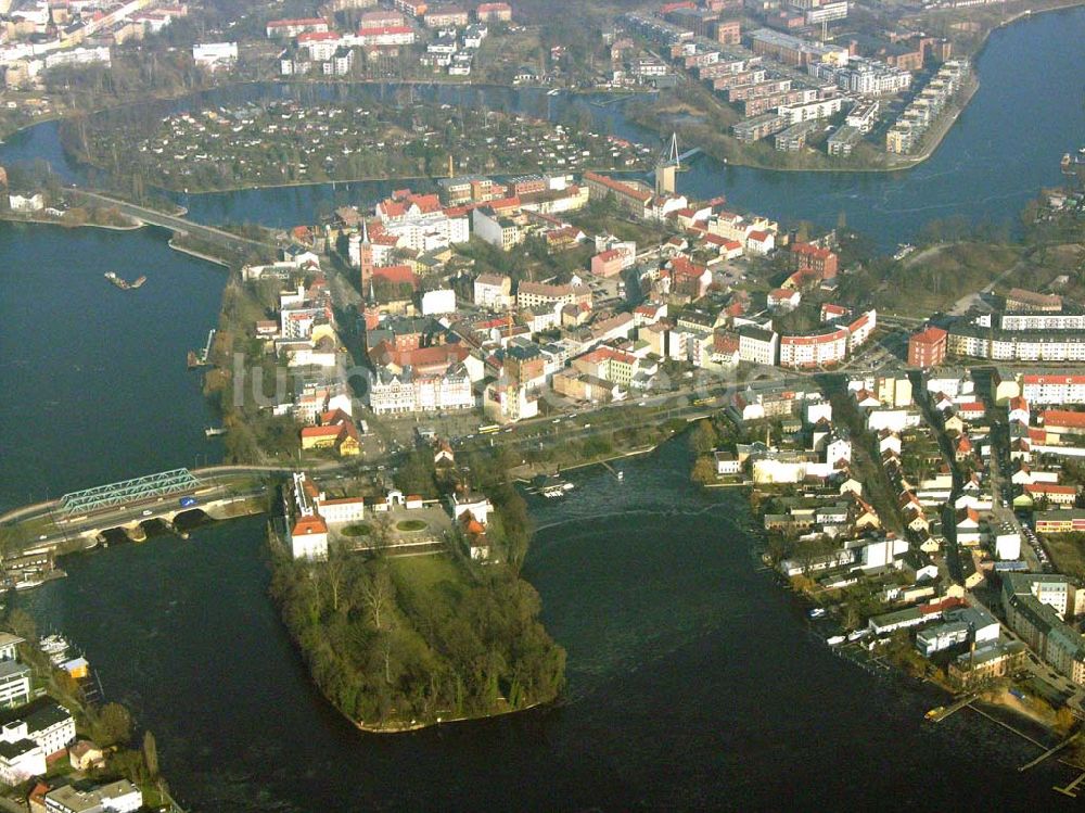 Luftaufnahme Berlin - Blick auf das Schloss Berlin Köpenick und Köpenicker Altstadt.