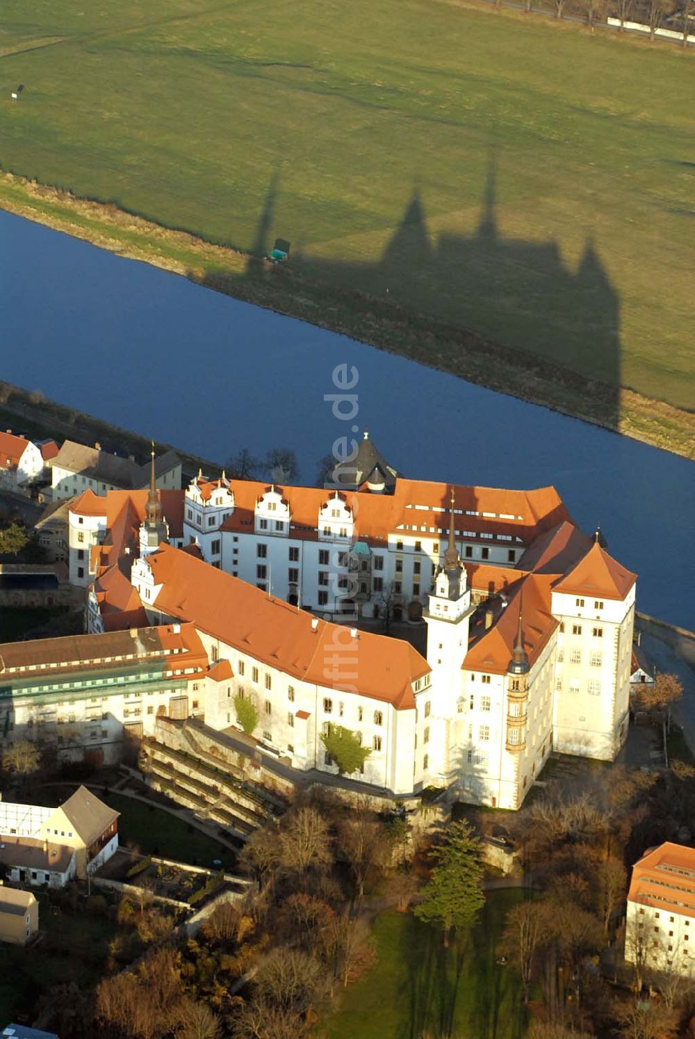 Luftbild Torgau - Blick auf Schloss Hartenfels an der Elbe in Torgau