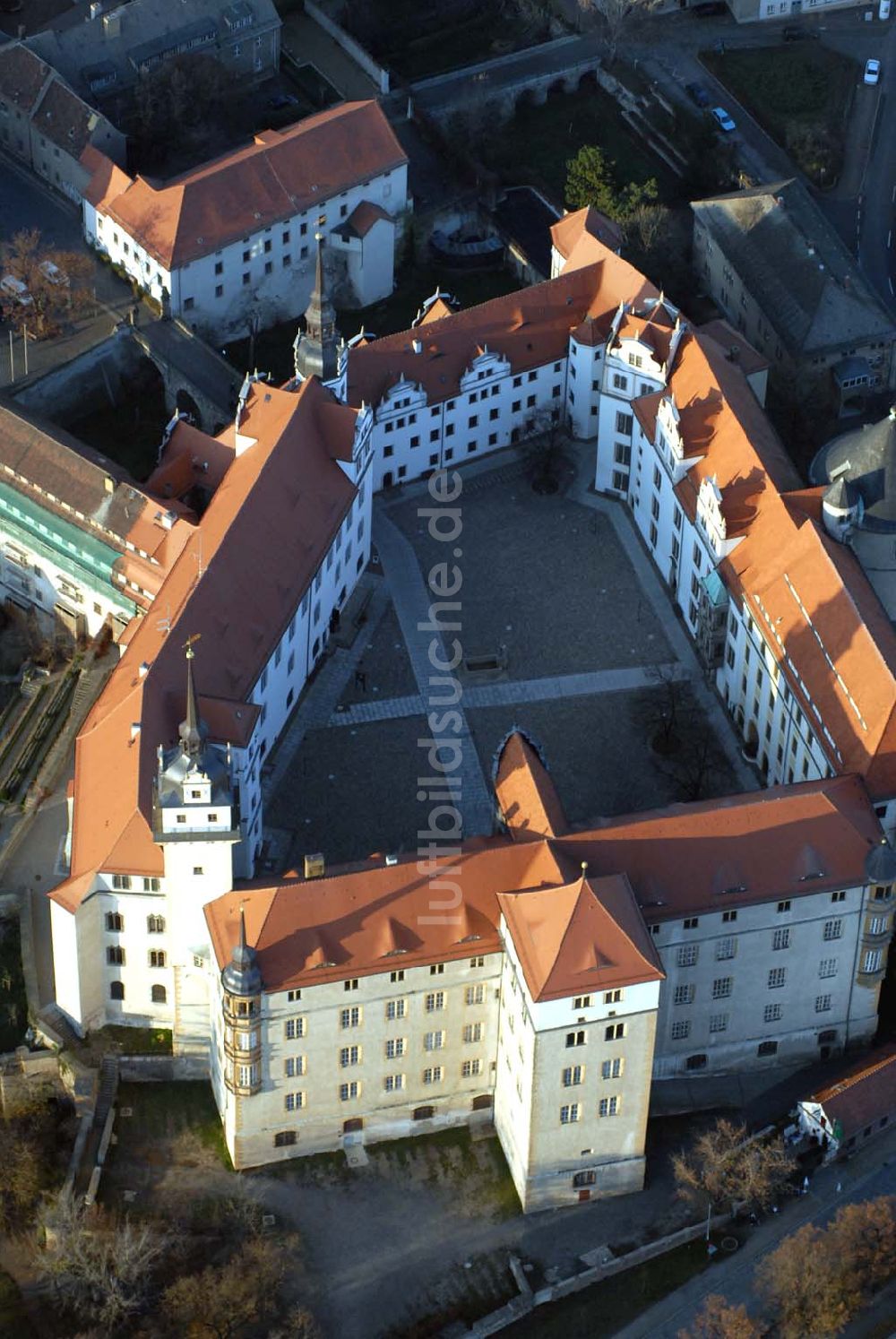 Luftbild Torgau - Blick auf Schloss Hartenfels an der Elbe in Torgau