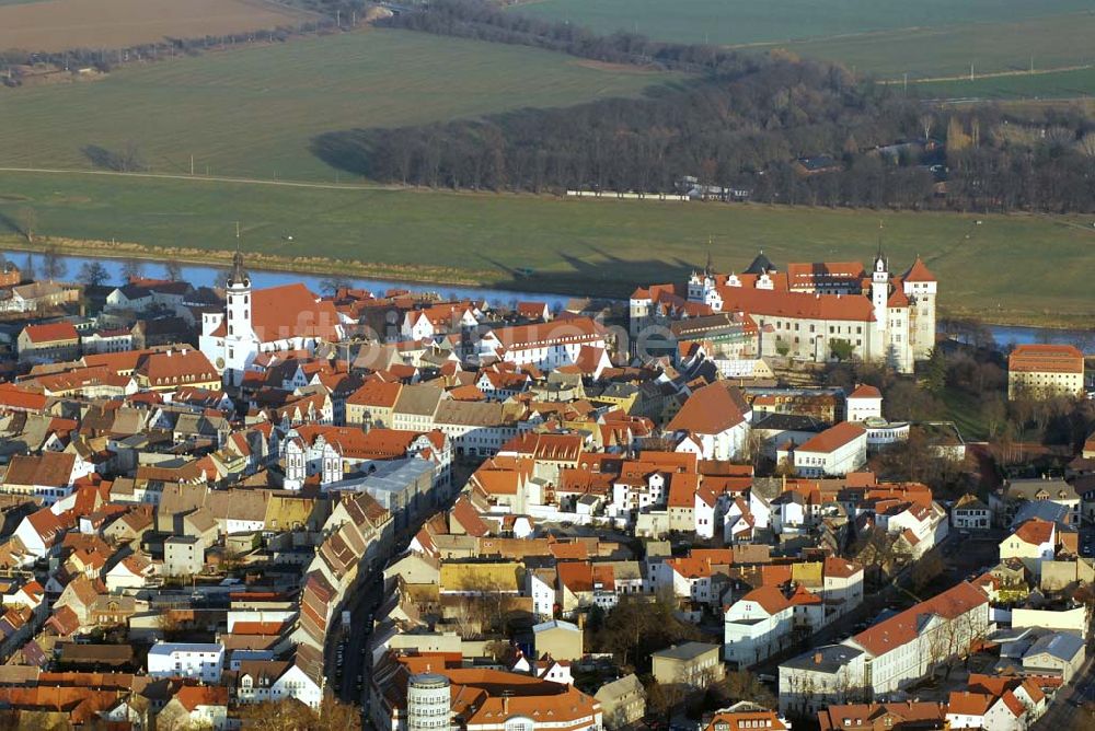 Luftbild Torgau - Blick auf Schloss Hartenfels an der Elbe in Torgau