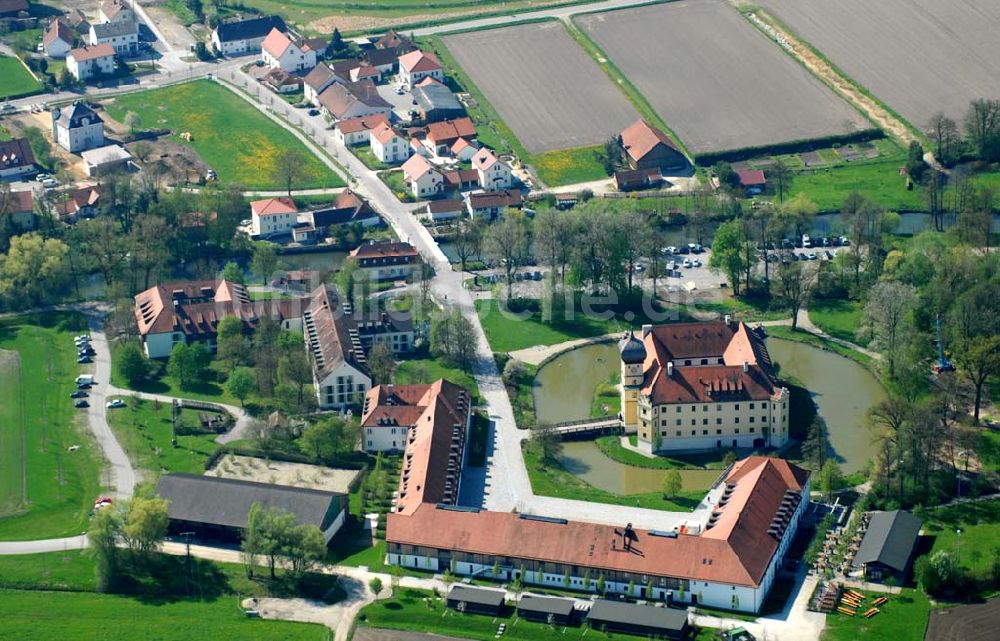 Hohenkammer (LK Freising) aus der Vogelperspektive: Blick auf das Schloss Hohenkammer in Oberbayern