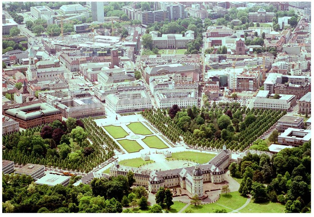 Luftaufnahme Karlsruhe - 27.05.04 Blick auf das Schloß Karlsruhe mit der Altstadt. Umbau des Karstadt-Kaufhauses am Karlsruher Schloß