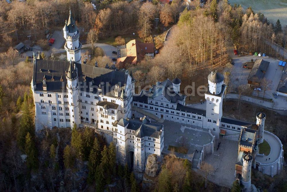  Neuschwanstein bei Füssen / Bayern aus der Vogelperspektive: Blick auf das Schloß Neuschwanstein in Bayer