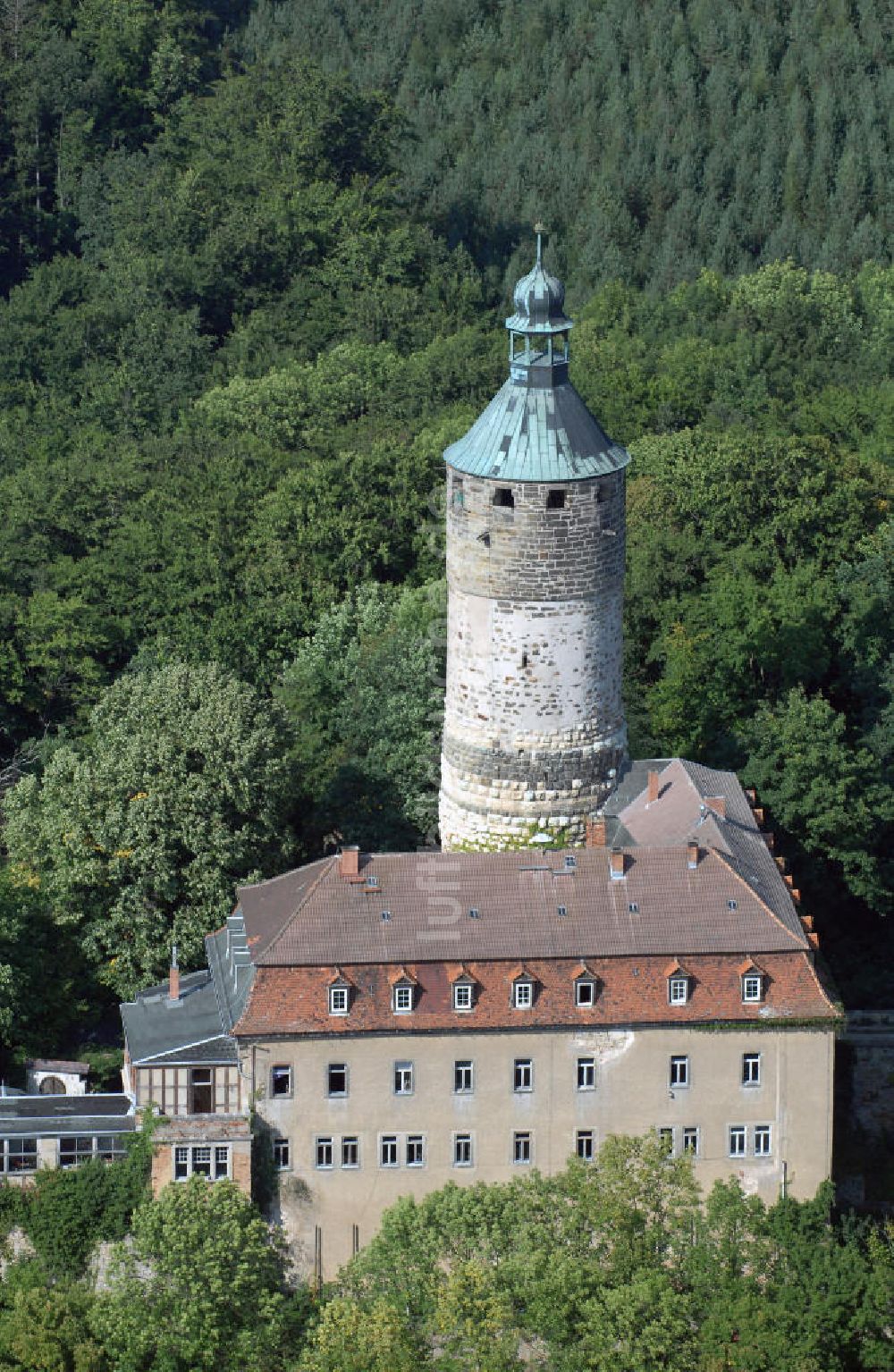 Tonndorf von oben - Blick auf das Schloss Tonndorf im angrenzenden Wald des Ortes Tonndorf