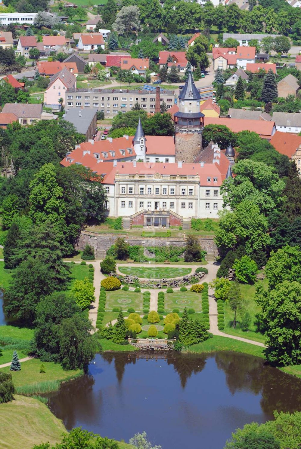 Luftaufnahme Wiesenburg - Blick auf das Schloss Wiesenburg in Wiesenburg/Brandenburg