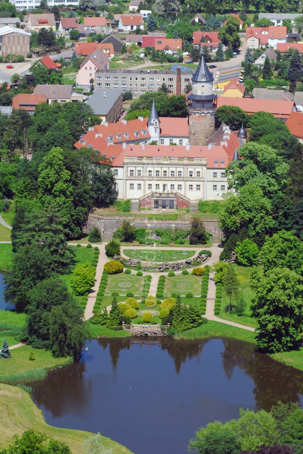 Luftbild Wiesenburg - Blick auf das Schloss Wiesenburg in Wiesenburg/Brandenburg