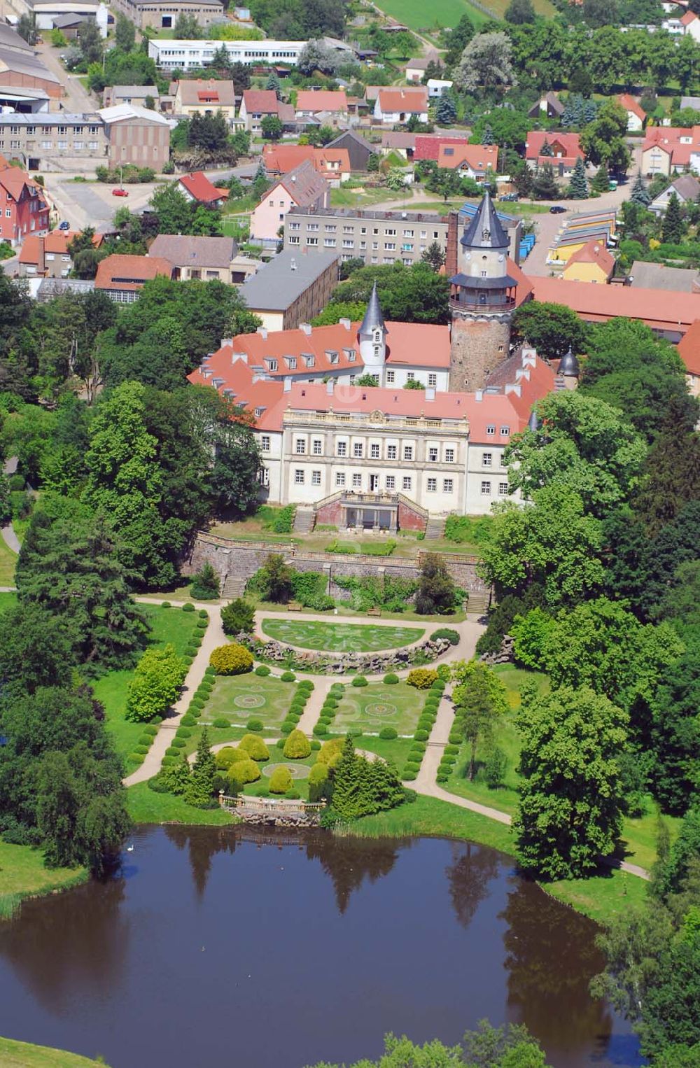 Luftaufnahme Wiesenburg - Blick auf das Schloss Wiesenburg in Wiesenburg/Brandenburg