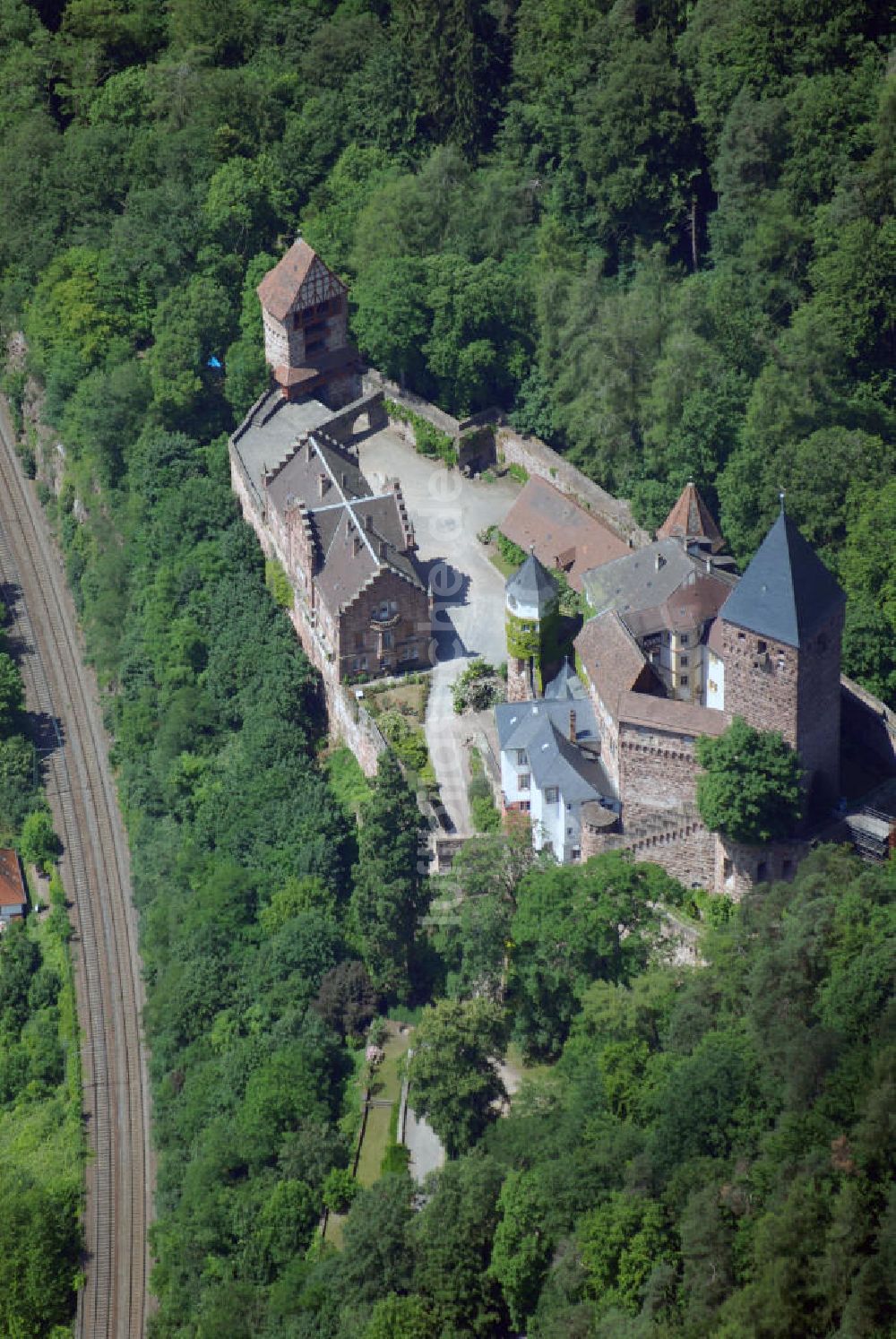 Zwingenberg / Baden aus der Vogelperspektive: Blick auf das Schloss Zwingenberg