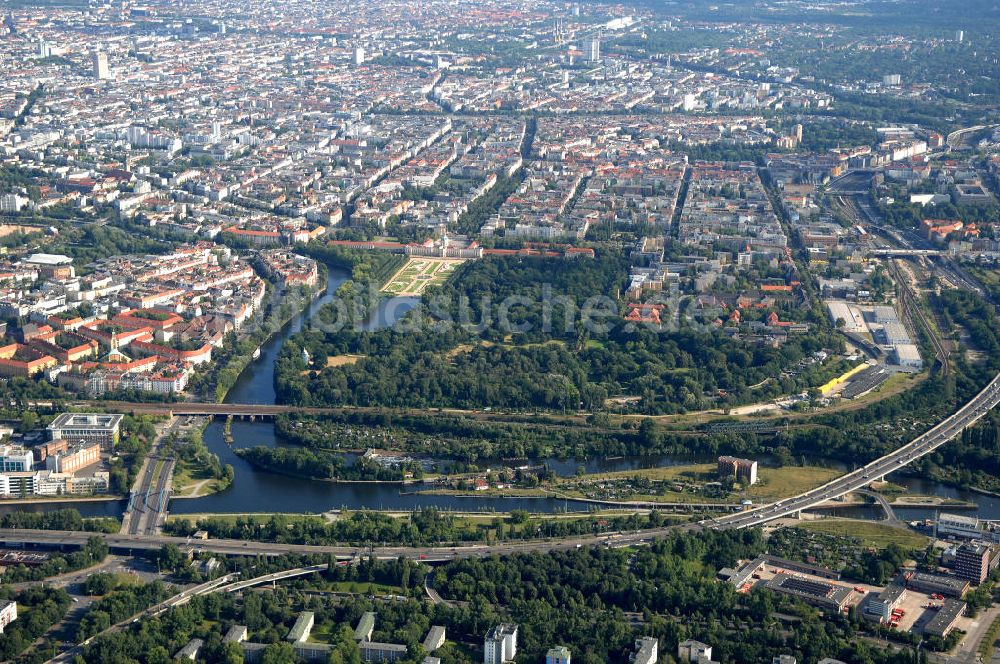 Berlin von oben - Blick auf den Schlossgarten Charlottenburg, den Schleusenkanal und Dreieck Charlottenburg in Berlin