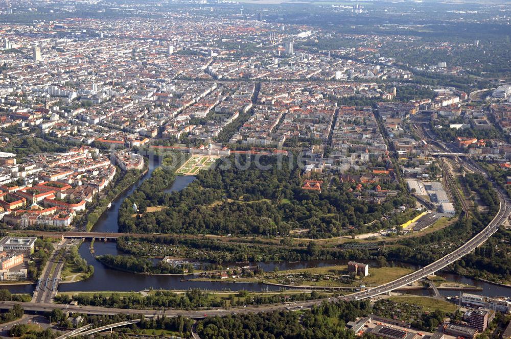 Berlin aus der Vogelperspektive: Blick auf den Schlossgarten Charlottenburg, den Schleusenkanal und Dreieck Charlottenburg in Berlin