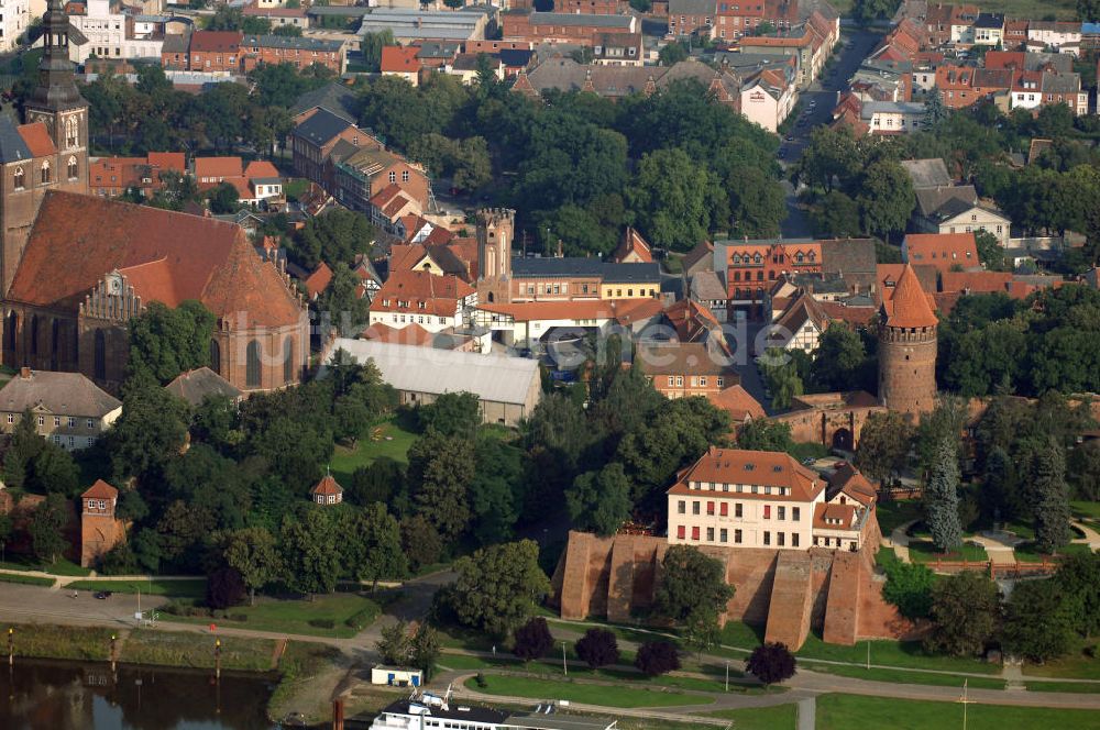 Tangermünde aus der Vogelperspektive: Blick auf das Schlosshotel und den Gefängnisturm der Burganlage in Tangermünde an der Elbe