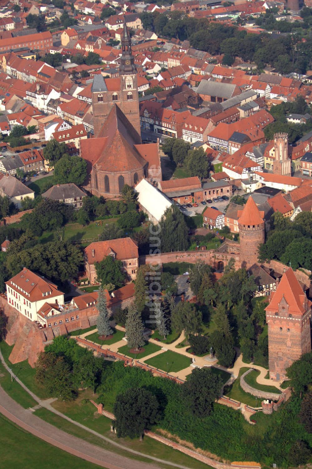 Tangermünde aus der Vogelperspektive: Blick auf das Schlosshotel, den Gefängnisturm, sowie den Kapitelturm der Burganlage in Tangermünde