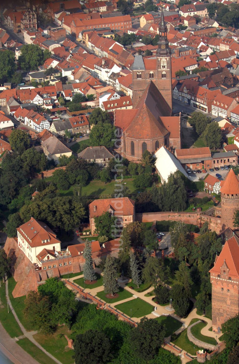 Luftbild Tangermünde - Blick auf das Schlosshotel, den Gefängnisturm, sowie den Kapitelturm der Burganlage in Tangermünde