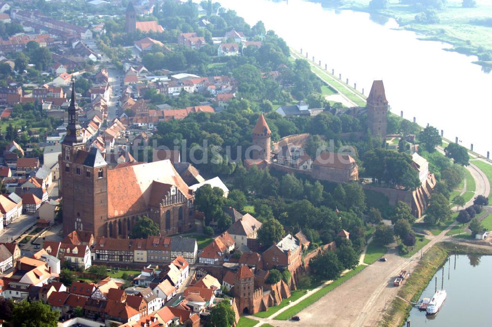 Tangermünde von oben - Blick auf das Schlosshotel, den Gefängnisturm, sowie den Kapitelturm der Burganlage in Tangermünde an der Elbe