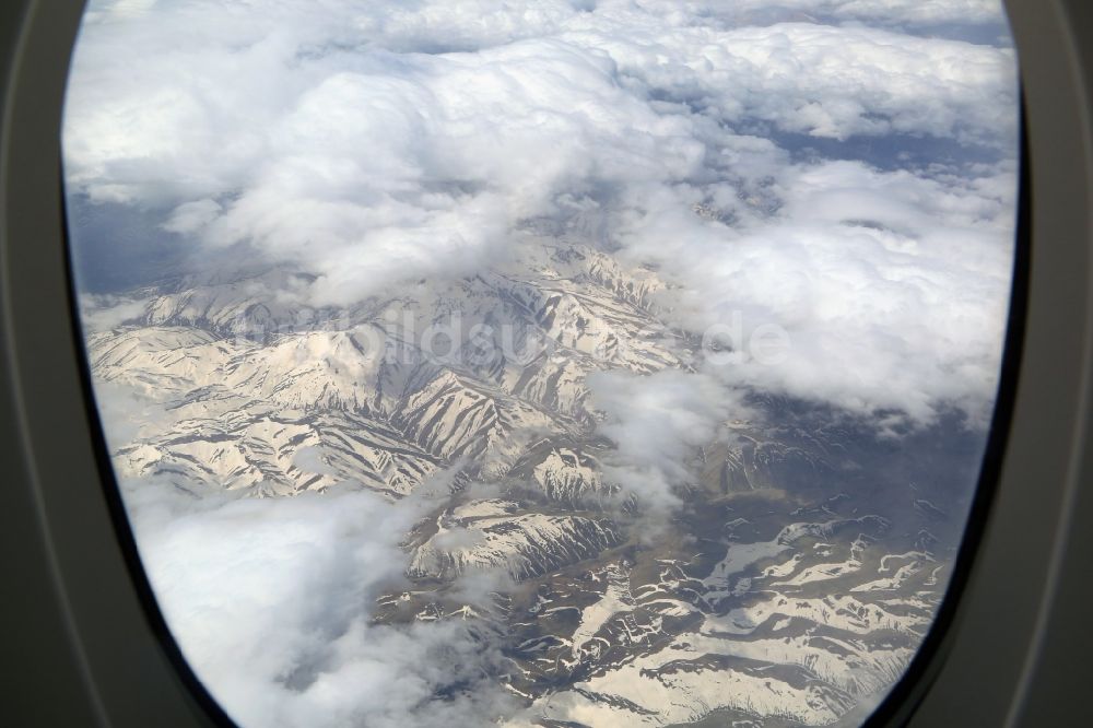 Piranschahr von oben - Blick auf die schneebedeckte Fels- und Wüsten- Landschaft im Gebirge in West Aserbaidschan, Iran