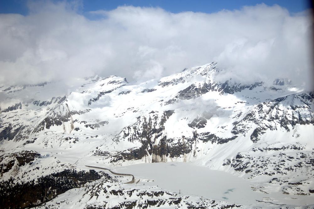 Enzingerboden von oben - Blick auf die schneebedeckten Alpen bei Enzingerboden in Österreich / Austria