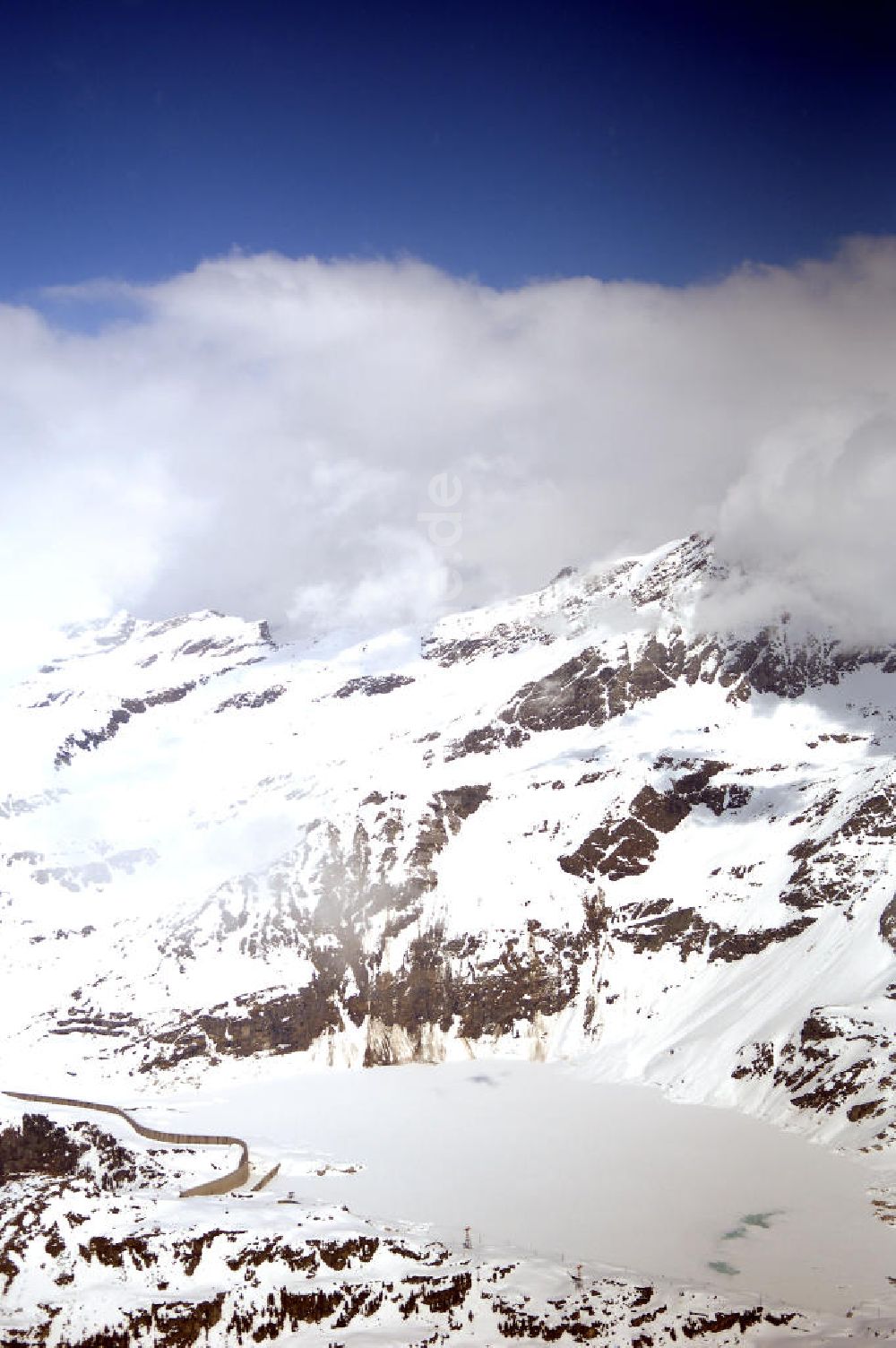 Luftbild Enzingerboden - Blick auf die schneebedeckten Alpen bei Enzingerboden in Österreich / Austria