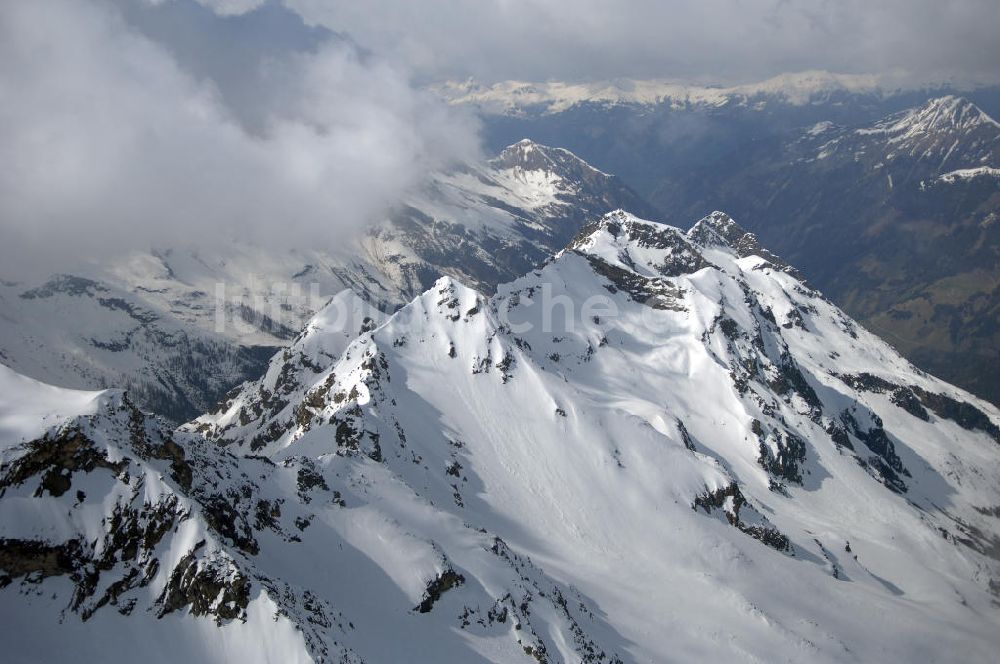 Luftaufnahme Enzingerboden - Blick auf die schneebedeckten Alpen bei Enzingerboden in Österreich / Austria