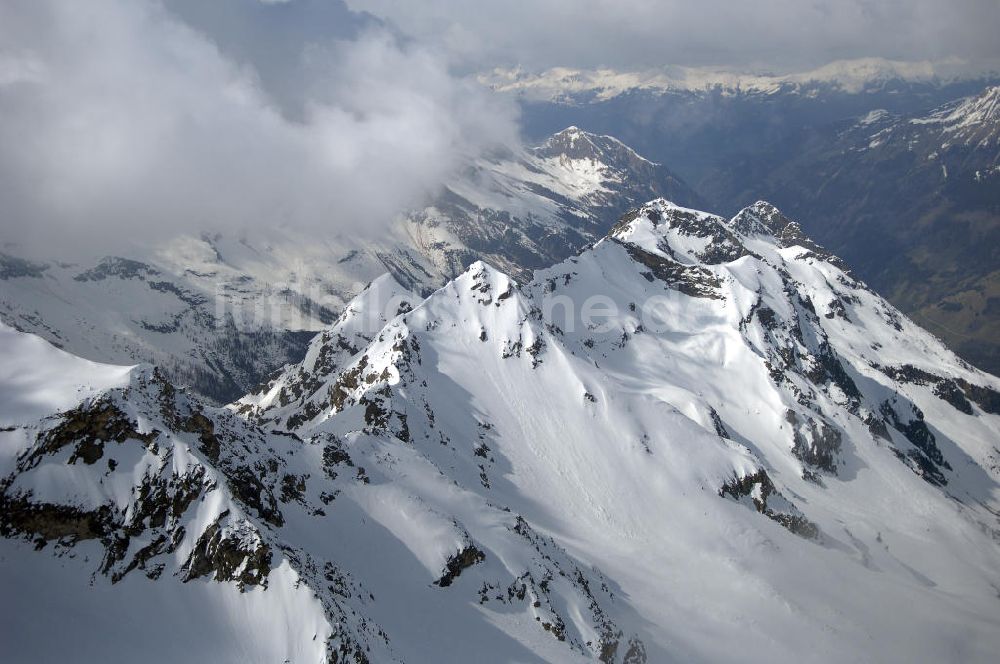 Enzingerboden von oben - Blick auf die schneebedeckten Alpen bei Enzingerboden in Österreich / Austria