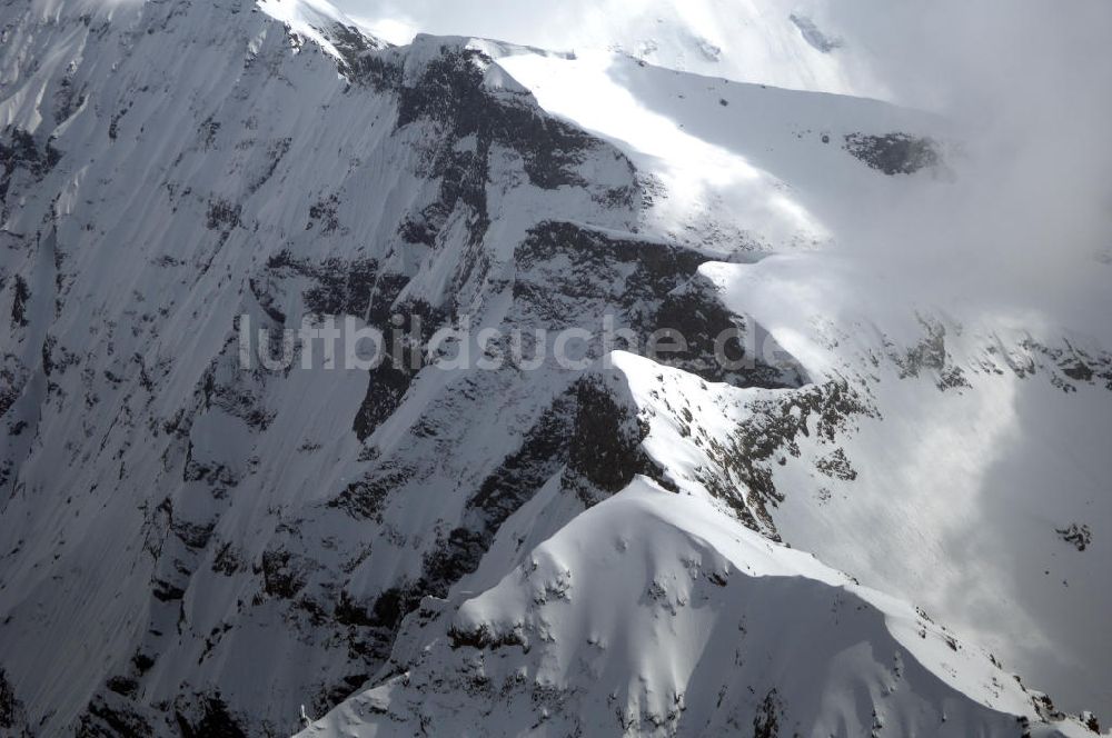 Oberfelben von oben - Blick auf die schneebedeckten Alpen bei Oberfelben in Österreich / Austria