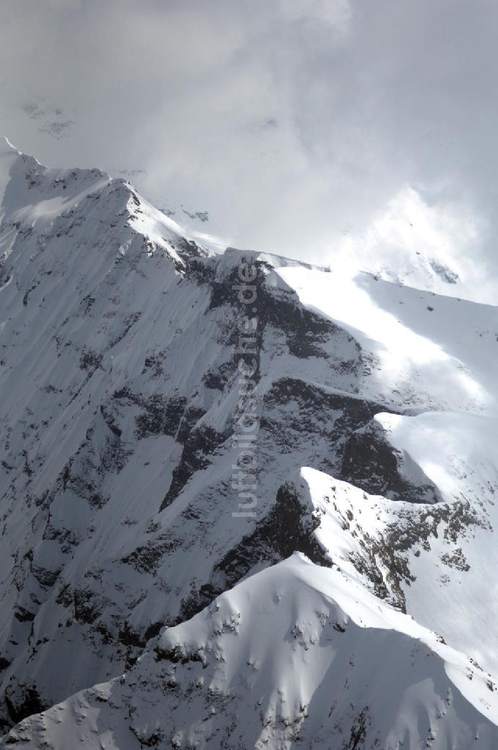 Oberfelben aus der Vogelperspektive: Blick auf die schneebedeckten Alpen bei Oberfelben in Österreich / Austria