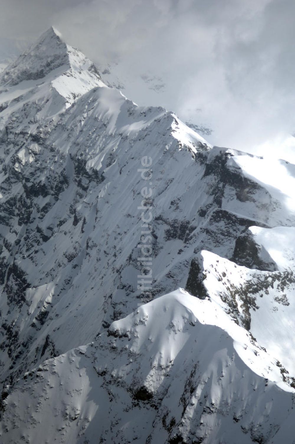 Oberfelben von oben - Blick auf die schneebedeckten Alpen bei Oberfelben in Österreich / Austria