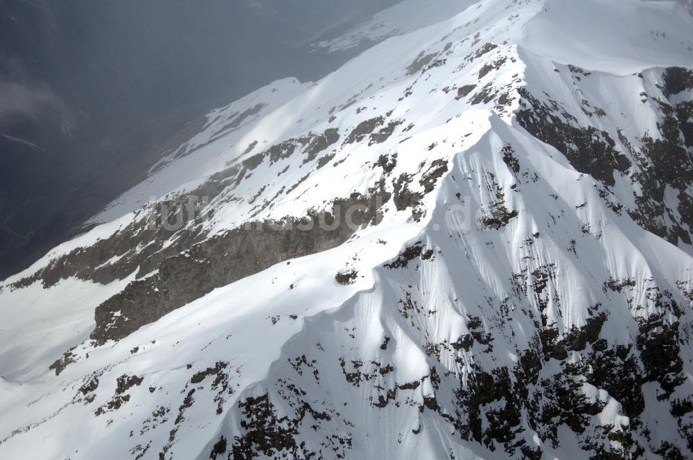 Oberfelben von oben - Blick auf die schneebedeckten Alpen bei Oberfelben in Österreich / Austria