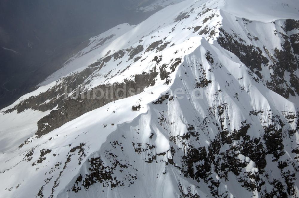 Oberfelben aus der Vogelperspektive: Blick auf die schneebedeckten Alpen bei Oberfelben in Österreich / Austria