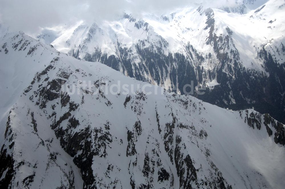 Sulzau aus der Vogelperspektive: Blick auf die schneebedeckten Alpen bei Sulzau in Österreich / Austria