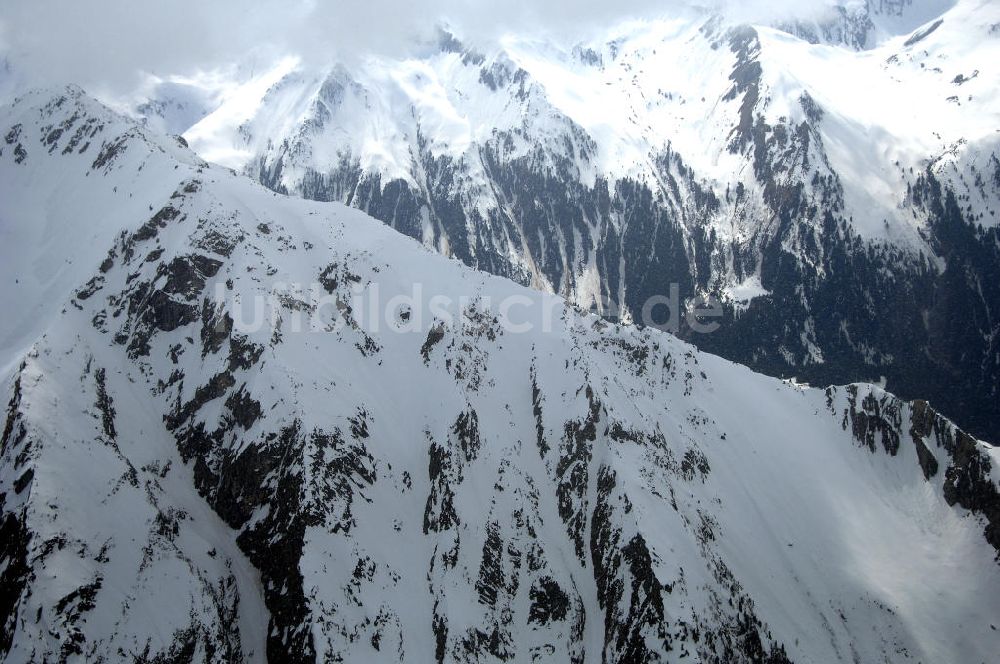 Luftbild Sulzau - Blick auf die schneebedeckten Alpen bei Sulzau in Österreich / Austria