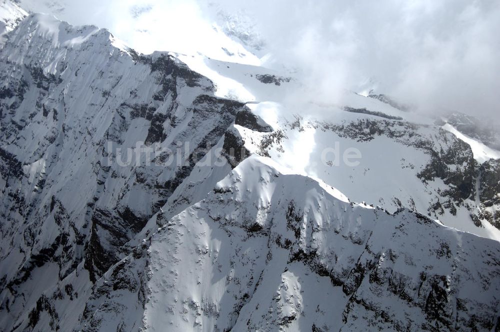 Sulzau von oben - Blick auf die schneebedeckten Alpen bei Sulzau in Österreich / Austria