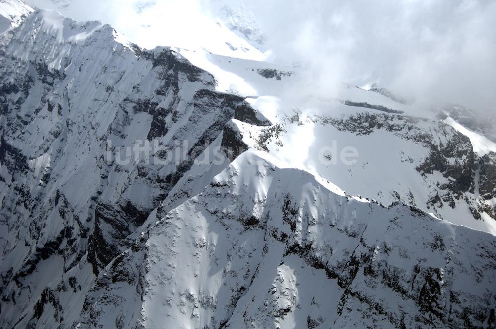 Sulzau aus der Vogelperspektive: Blick auf die schneebedeckten Alpen bei Sulzau in Österreich / Austria