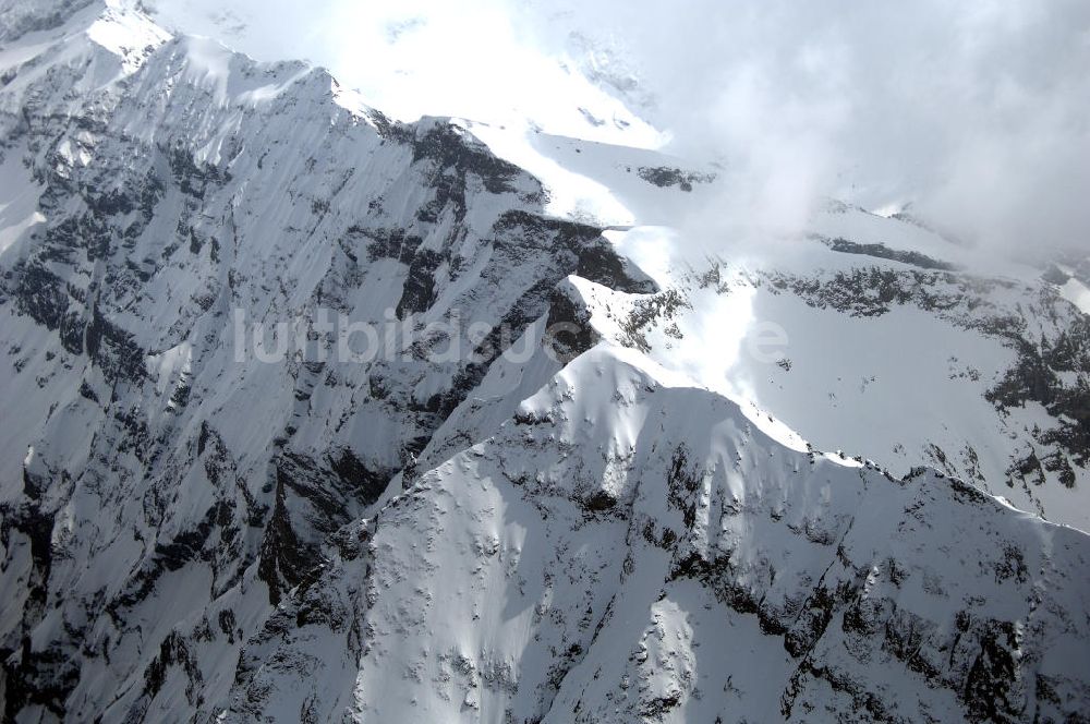 Luftbild Sulzau - Blick auf die schneebedeckten Alpen bei Sulzau in Österreich / Austria