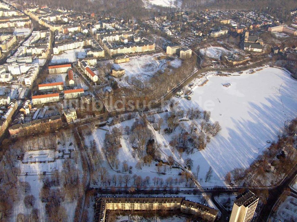 Chemnitz / Sachsen von oben - Blick auf den schneebedeckten See des Wohnparks am Schloßteich in Chemnitz