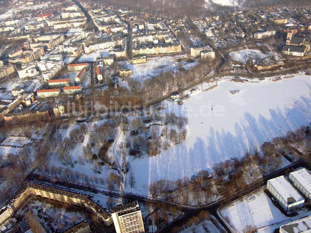 Chemnitz / Sachsen aus der Vogelperspektive: Blick auf den schneebedeckten See des Wohnparks am Schloßteich in Chemnitz