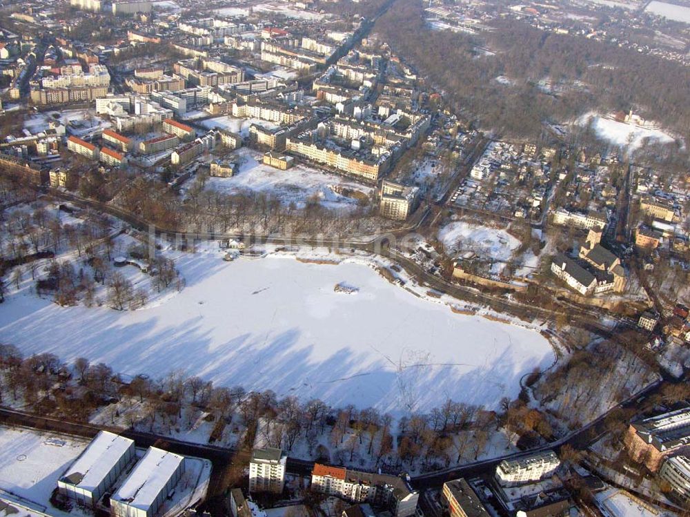 Luftbild Chemnitz / Sachsen - Blick auf den schneebedeckten See des Wohnparks am Schloßteich in Chemnitz